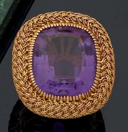 null IMPORTANT 750 mm yellow gold ring set with an amethyst weighing approximately...