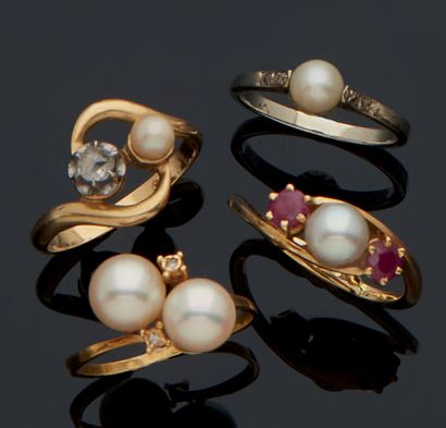 null LOT OF FOUR RINGS in gold 750 mm decorated with pearls, rose-cut diamonds or...
