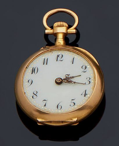 null Yellow gold POCKET WATCH, chased back set with small rose-cut diamonds. Circa...