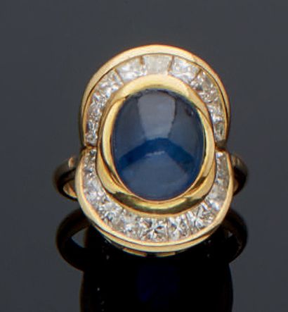 null Yellow gold ring 750 mm set with a cabochon of star sapphire in a setting of...