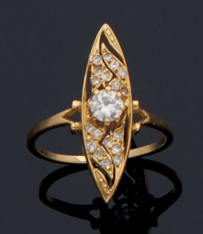 null NAVETTE RING in yellow gold 750 mm openwork set with colourless imitation stones.
Gross...