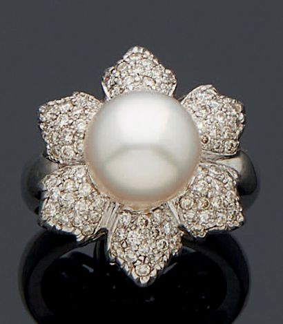 null 
RING in white gold 750 mm representing a flower, the leaves entirely paved...