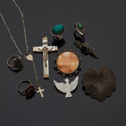 null Ensemble de bijoux en argent et fantaisies comprenant : croix, broches, bagueset...