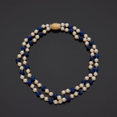 null Collier choker deux rangs de perles alternées de billes de lapis lazuli, le...