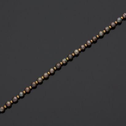 null Collier de perles grises alternées de perles en or jaune 18K (750).

Poids brut...