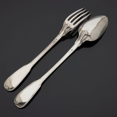 null Une cuillère et une fourchette à ragoût en argent modèle à filets.

Paris 1798-1809.

Longueur...