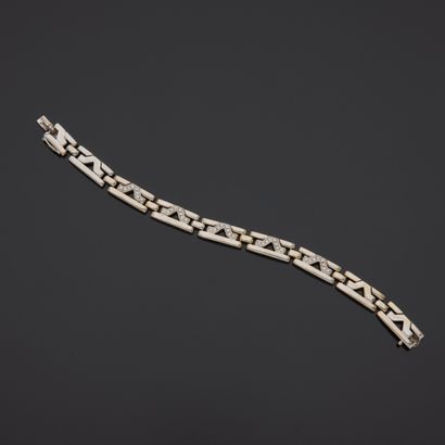 null Bracelet bandeau articulé en or gris 18K (750) serti de diamants.

Longueur...