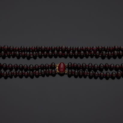 null Long collier deux rangs de perles de grenats, fermoir ancien en or 14K (585)...