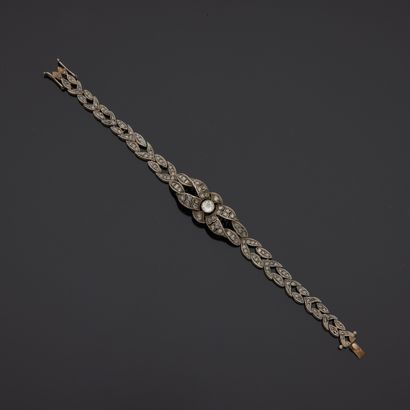 null Bracelet articulé en or gris 9K (375) serti de diamants, le médaillon central...