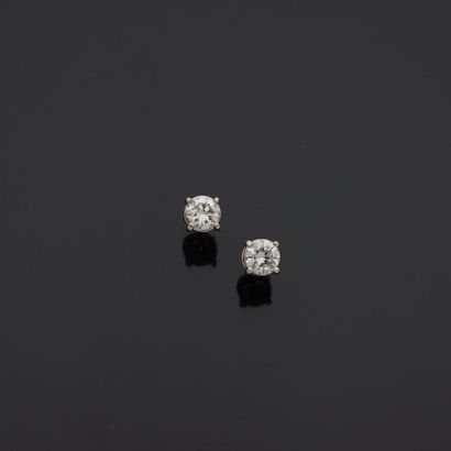 null 
Paire de boutons d'oreille en or gris 18K (750) serti de diamants.



Poids...