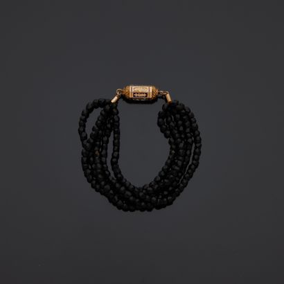 null Bracelet en perles d'onyx facetées, le fermoir en or jaune 18K (750) émaillé.

Poids...