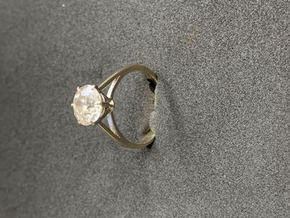 null 
Bague en or gris 18K (750) sertie d'un diamant solitaire (environ 1,68 carats)

TDD...