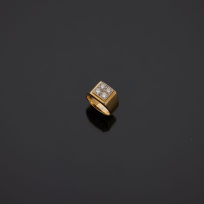 null Bague chevalière en or jaune 18K (750) ornée d'un pavage de quatre diamants.

TDD...