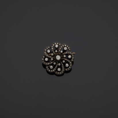 null Broche ronde en argent et or sertie de diamants, dont un plus important en son...