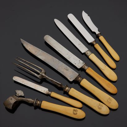 null Ménagère de couteaux comprenant douze couteaux de table, onze couteaux à entremets,...