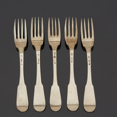 null *** Cinq fourchettes de table en argent modèle uniplat.

Saint-Omer 1784.

Maître-orfèvre...