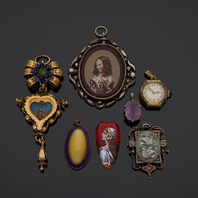 null Ensemble de bijoux fantaisie ancien composé de cinq pendentifs divers (montre,...
