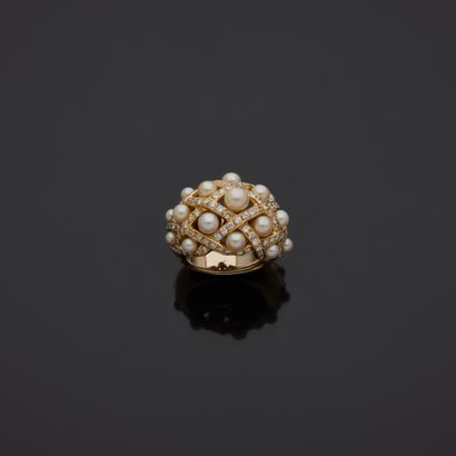 null Bague dôme en or jaune 18K (750) ornée de perles de cultures serties dans un...