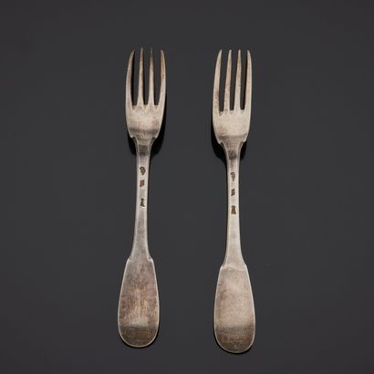 null Deux fourchettes en argent modèle uniplat, les spatules gravées d'un monogramme...