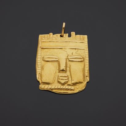 null Pendentif en or jaune 18K (750) figurant un masque de cérémonie péruvien.

Marqué...