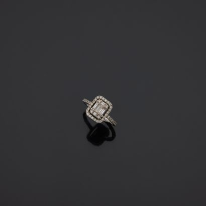 null Bague rectangulaire en or gris 18K (750) ornée d'un diamant taille émeraude...