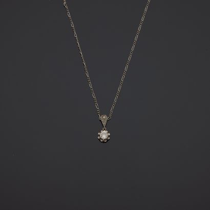 null 
Chaine et pendentif en or gris 18K (750) serti d'un diamant.



Poids de la...