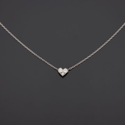 null Chaine en or gris 18K (750) retenant un pendentif cœur serti de trois diamants.

Longueur...