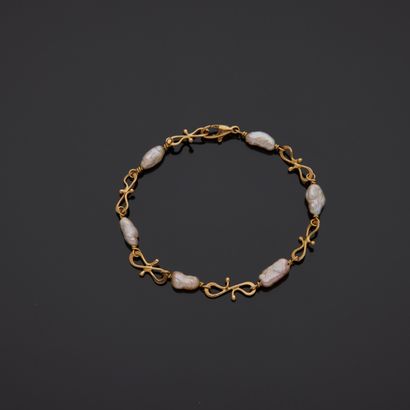 null Bracelet souple et or jaune 18K (750)

alterné de maillons stylisés et perles...