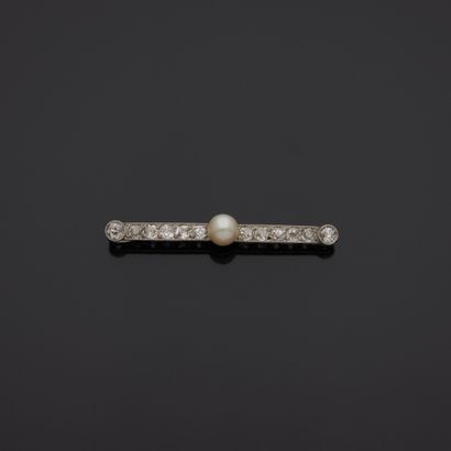 null Broche barette en or gris 18K (750) sertie de diamants et d'une perle en son...