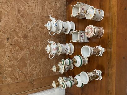 null Ensemble de porcelaine diverse dont paires de flacons, tisanières, vases, cache...