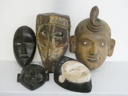 null Ensemble de cinq masques divers dont : Punu-Nepal-Inde-Tibet