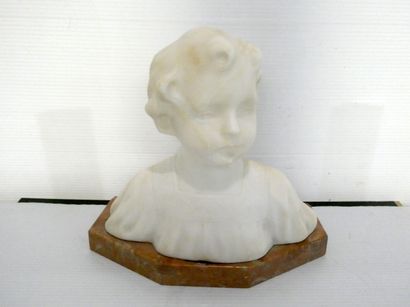 null Petit buste d’enfant en marbre

H. : 17,5 cm