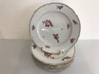 null SEVRES

Suite de six assiettes en porcelaine blanche à décor floral polychrome....