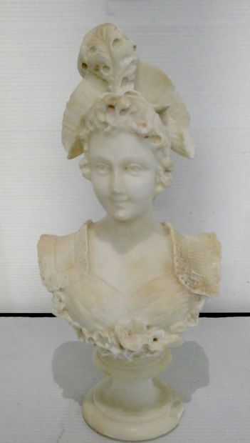 null Petit buste de femme au chapeau, en marbre

H. : 25 cm

(Accident au socle)