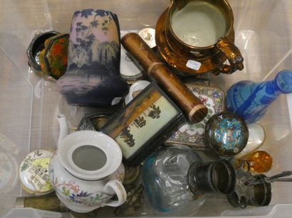 null Mannette d'objets divers comprenant : vase, pichets, bougeoir à main et boites...