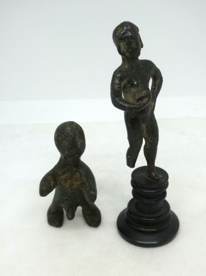 null Deux figures en bronze à patine brune, dans le gout de l'antique.

Dim. : 7...