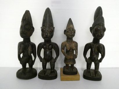 null Ensemble de quatre statuettes africaines en bois, l'une avec rehaut de polychromie.

H....