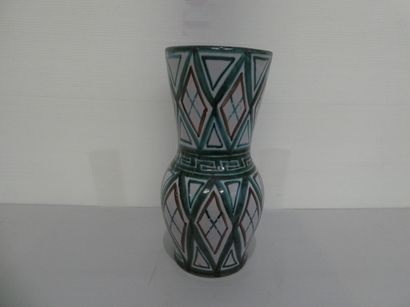 null ROBERT PICAULT (1919-2000)

Vase en céramique émaillée à décor de motifs géométriques.

Monogrammé...