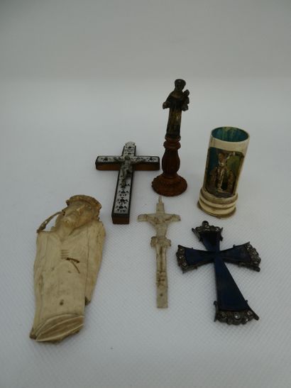null Petit ensemble d'objets de dévotion tels que chapelet en buis (?), petits crucififs...