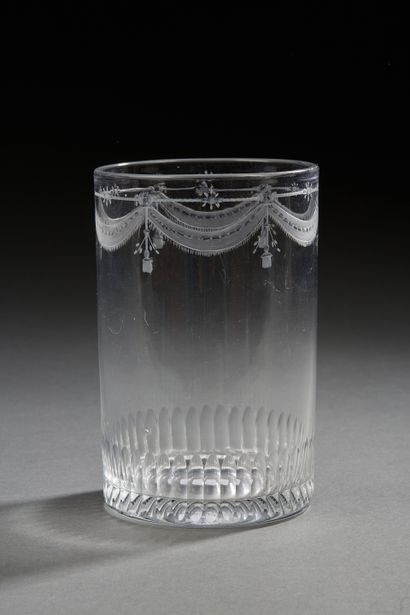 null Large glass with a festoon decoration.

Ht.: 13cm - Diam.: 9cm