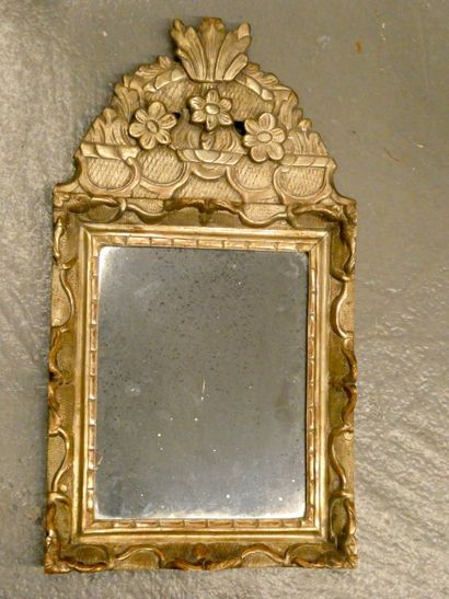 null Petit miroir argenté à fronton sculpté de fleurettes .

XVIIIème siècle

H :...