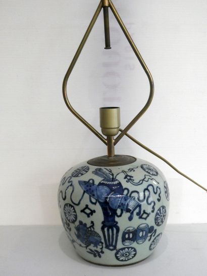 null CHINE

Vase monté en lampe en porcelaine émaillé céladon décoré en bleu sous...