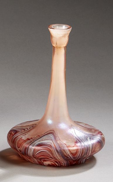 null Vase à long col à panse applatie en verre irisé à fond rose.

Vers 1900

Haut....