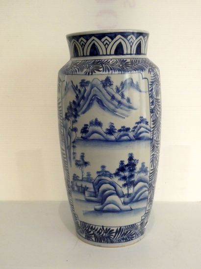 null CHINE

Vase en porcelaine à décor bleu sous couverte d'un paysage montagneux....