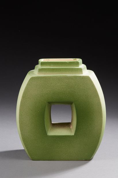 null LUC LANEL (1893-1965)

Vase en céramique émaillée verte

Signé « Luc Lanel »

H...