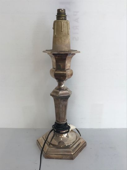 null Pique cierge en bronze argenté monté en lampe .

XIXème siècle

H : 33,5 cm