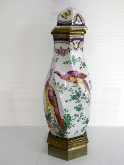 null Vase de porcelaine de Paris à décor polychrome de paons. Monture en bronze doré.

XIXè...