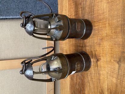 null Deux lampes de mineurs

H. : 28cm (hors attache)