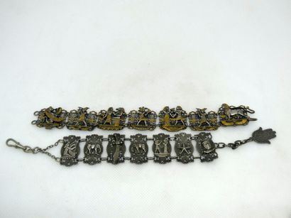 null Ensemble de deux bracelets en métal à décor de motifs égyptiens.