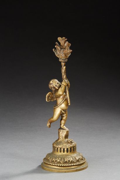 null Sujet en bronze doré figurant un putti portant une torche. 

Fin XIXe siècle....